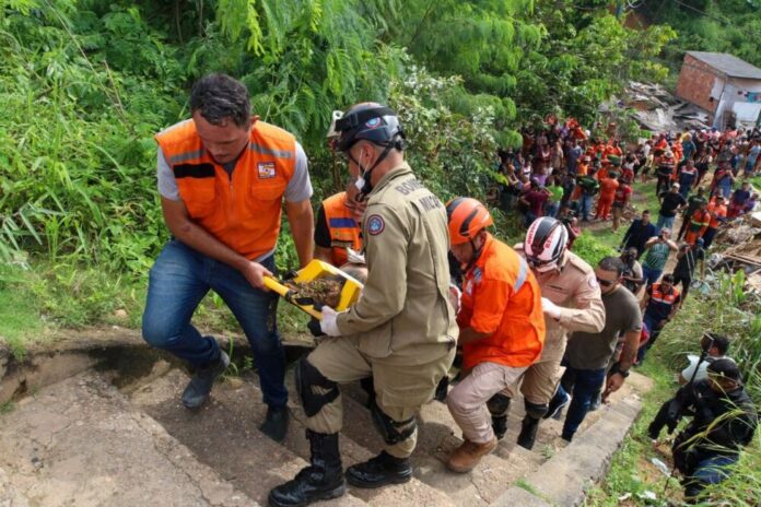 Governo do Amazonas mobiliza operação de resgate de vítimas de deslizamento de terra no bairro Redenção Foto Arthur Castro Secom