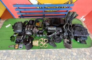 PM prende falso agente de segurança com algemas, taser, distintivo e rádios comunicadores, em Tapauá