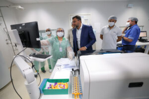 Hospital Delphina Aziz amplia capacidade e moderniza laboratório com novos equipamentos