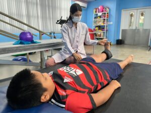 Atendimento especializado em fisioterapia da Fundação Adriano Jorge transforma vidas