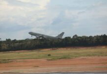 Os deportados ficaram acomodados em uma sala no Aeroporto Internacional Eduardo Gomes, onde receberam comida, água, colchões e atendimento durante as 16 horas em que permaneceram no local