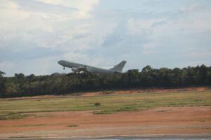 Passageiros deportados dos EUA embarcam rumo ao destino final após assistência do Governo do Amazonas