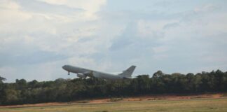 Os deportados ficaram acomodados em uma sala no Aeroporto Internacional Eduardo Gomes, onde receberam comida, água, colchões e atendimento durante as 16 horas em que permaneceram no local