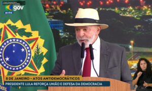 ‘Se ainda estamos aqui, é porque a democracia venceu’, diz Lula