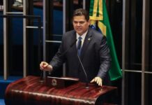 Anistia a golpistas não é assunto dos brasileiros, diz Alcolumbre Alcolumbre