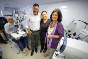 Ministra da Saúde visita Barco Hospital no Amazonas e elogia atendimento itinerante