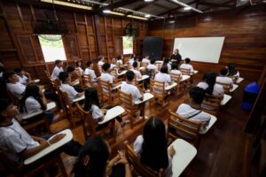 Wilson Lima destaca avanços no ensino bilíngue, tecnológico e sustentável