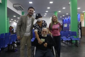 Idoso de 108 anos recebe nova identidade em Manaus após ter seu documento roubado
