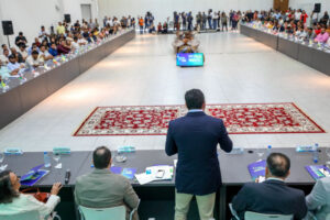 Wilson Lima e prefeitos assinam repactuação que vai permitir repasses diretos de recursos estaduais aos municípios