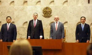 ‘Três Poderes estão unidos pelos princípios da Constituição’, diz Barroso