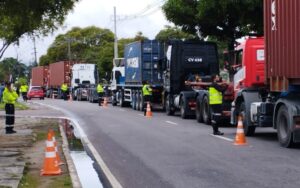 Operação ‘Carga Pesada’ autua 57 veículos e remove 10 caminhões em Manaus