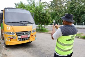 Fiscalização em Manaus aborda 150 micro-ônibus; cinco são autuados e um removido
