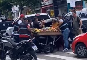 Após indignação nas redes sociais, prefeitura esclarece apreensão truculenta de banca no Centro de Manaus