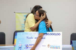Ganhadores da Nota Premiada Manaus recebem cheques simbólicos e ajudam instituições sociais
