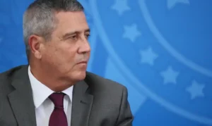 Após quebrar dente, Braga Netto pede autorização para fazer exames