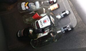 Mais de 150 garrafas de vidro são retiradas da Ponta Negra no fim de semana e prefeitura intensifica fiscalização