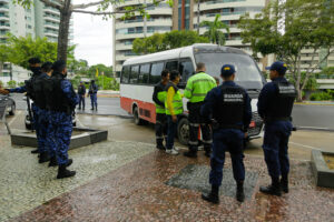 Fiscalização flagra veículos irregulares e combate transporte clandestino em Manaus
