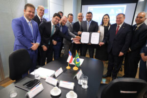 Wilson Lima assina contrato para construção de moradias populares em antigo prédio da Receita Federal