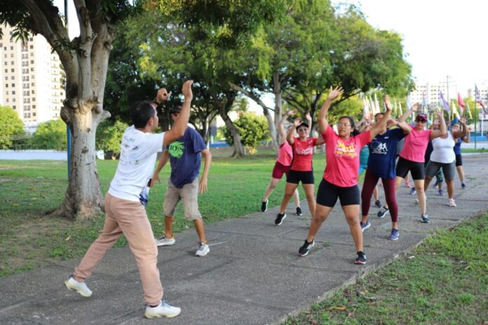 SEDEL Professor e Integrantes do Funcional Por Toda Parte na Vila Olímpica de Manaus FOTO Divulgação Sedel