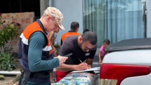 Famílias afetadas por chuvas na Fazendinha recebem assistência e pré-cadastro no Amazonas Meu Lar
