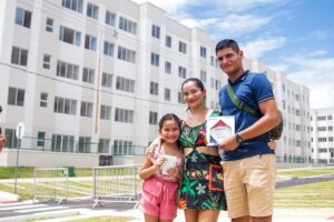 Chaves entregues! Moradores comemoram nova fase com imóveis do Amazonas Meu Lar: ‘Estamos muito felizes’