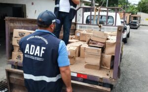 Adaf apreende 7 toneladas de queijos, carnes e embutidos vencidos em uma casa na Zona Norte de Manaus