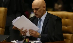 Moraes autoriza Bolsonaro a receber visita de relator da anistia