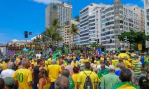 Em ato no Rio de Janeiro, Bolsonaro afirma que não fugirá do país