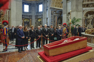 Lula e comitiva desembarcam em Roma para funeral do papa Francisco