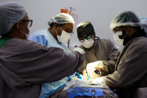 Hospital João Lúcio realiza cirurgia rara para estabilização da coluna em um paciente de 48 anos