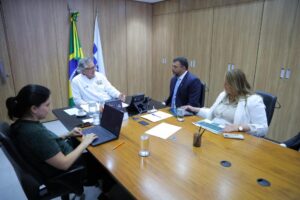 Amazonas busca apoio federal para ações como Barco Hospital e vacinação antecipada contra gripe