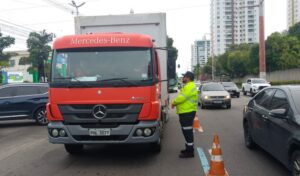 Fiscalização em Manaus combate tráfego de caminhões fora do horário permitido na ZMRC