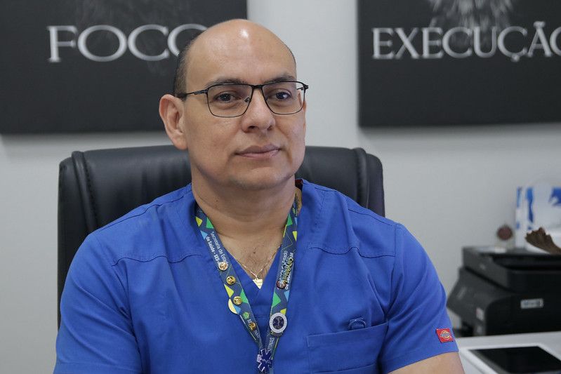 Parto raro de gêmeas siamesas é realizado com sucesso na rede pública de saúde do Amazonas Diretor da Maternidade Ana Braga Edilson Albuquerque Foto Arthur Castro Secom Parto raro de gêmeas siamesas é realizado com sucesso na rede pública de saúde do Amazonas Diretor da Maternidade Ana Braga Edilson Albuquerque Foto Arthur Castro Secom