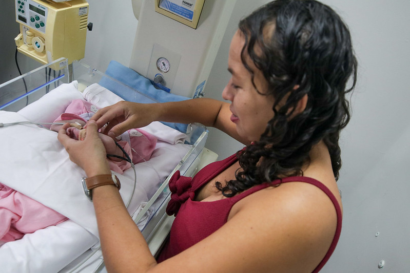 SECOM Transferência de gêmeas siamesas Mãe Elizandra da Costa FOTO Arthur Castro () SECOM Transferência de gêmeas siamesas Mãe Elizandra da Costa FOTO Arthur Castro ()