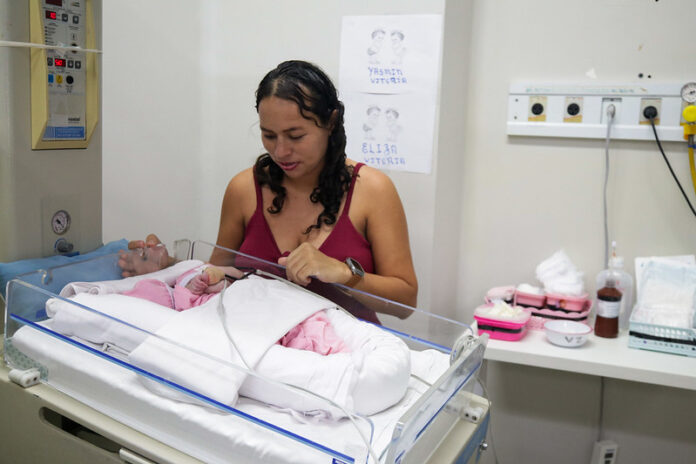SECOM Transferência de gêmeas siamesas Mãe Elizandra da Costa FOTO Arthur Castro SECOM Transferência de gêmeas siamesas Mãe Elizandra da Costa FOTO Arthur Castro