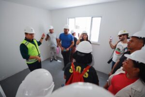 Famílias beneficiárias do Prosamin+ fazem visita guiada aos apartamentos do Residencial Maués