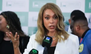 Erika Hilton acusa Nikolas Ferreira de usar celular perto de Bolsonaro