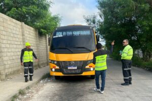 Fiscalização retém micro-ônibus por falta de CNH e autua veículos com pneus carecas em Manaus