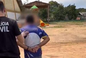 Professor preso por estupro no AM, fotografava suas alunas em posições sexuais: ‘As tocava de forma inadequada’, diz PC