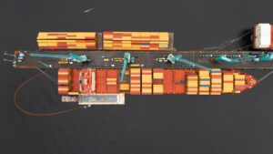 Super Terminais realiza operação inédita de abastecimento simultâneo de navio em Manaus