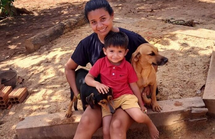 Arquivo Pessoal Sabrina Joge e os cães neguinha e meninão