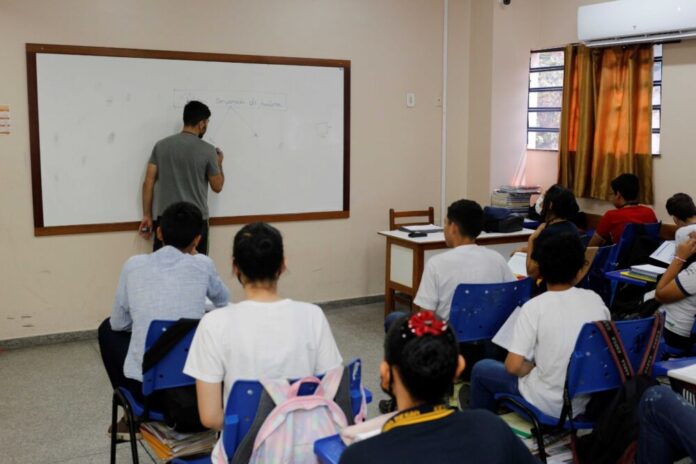 Educacao Professor em Sala de Aula Euzivaldo Queiroz () Educacao Professor em Sala de Aula Euzivaldo Queiroz ()