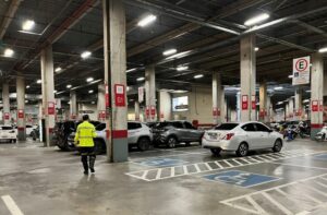 IMMU autua 14 veículos por uso irregular de vagas especiais em shoppings da zona Oeste de Manaus