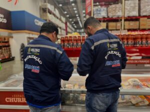 Procon-AM encontra carne suína com validade adulterada em supermercado de Manaus