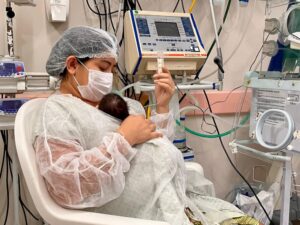 Instituto Dona Lindu adota extração de leite à beira do leito na UTI Neonatal e fortalece vínculo entre mãe e bebê