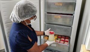 Leite materno doado fortaleceu 2 mil recém-nascidos em estado crítico no AM; veja como doar