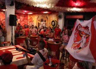 Secom Galera vermelha e branca Arthur Castro