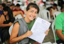 Suhab Mutuária Kaline Paes recebendo sua idenização