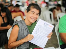Suhab Mutuária Kaline Paes recebendo sua idenização