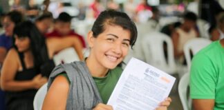 Suhab Mutuária Kaline Paes recebendo sua idenização